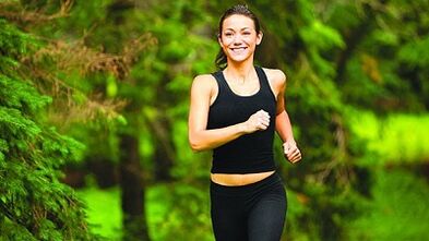 Aerobic-Übungen zum Abnehmen im Bauch- und Seitenbereich.